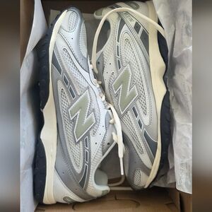 New in box 204L New Balance Silver metallic w/ garter snake. Size 9 womens